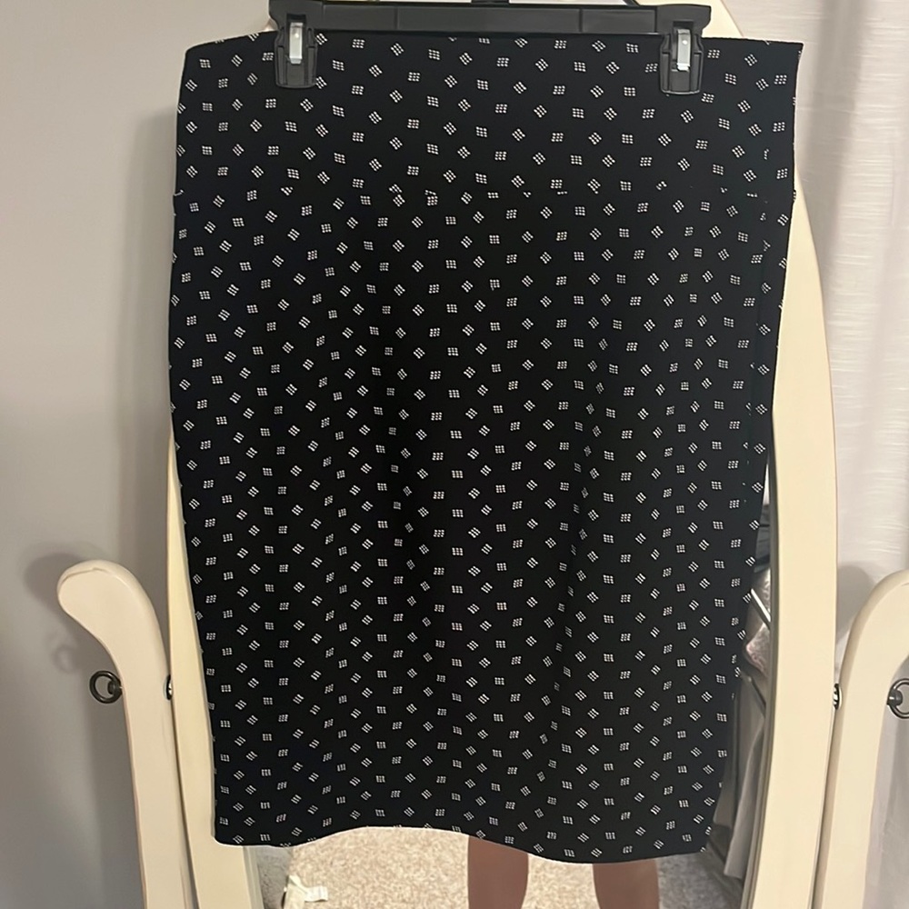 Stretchy black skirt
